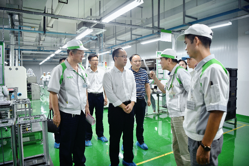 始興縣委書記華關帶頭聯系走訪企業（楊雨虹 攝）.jpg