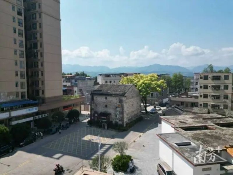 新修的公路從長安圍兩側(cè)繞過 圖片