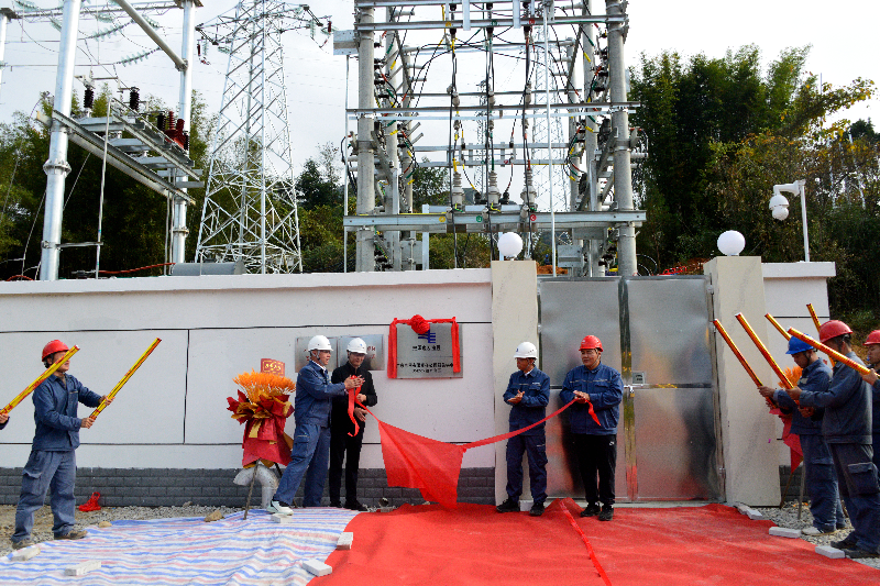 12月1日韶關始興縣深渡水瑤族鄉首座35千伏變電站正式建成投運,徹底結束了該鄉僅靠長距離10千伏線路供電的歷史。(黃少康 攝).JPG